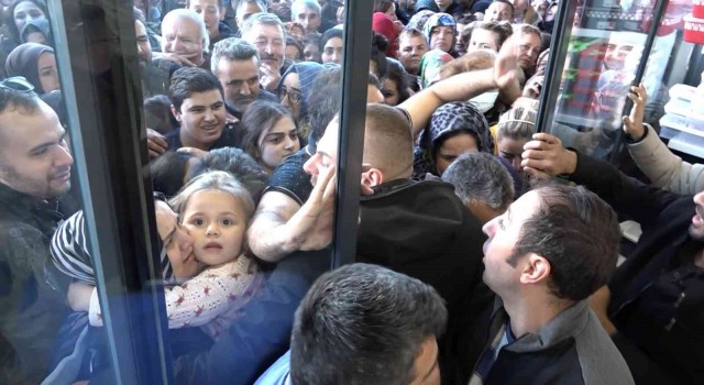 Bursada alışveriş çılgınlığı...Birbirlerini ezdiler
