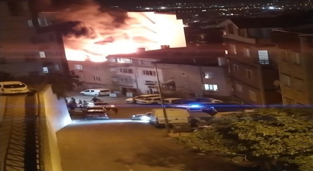 Bursada binanın çatısı alev alev yandı