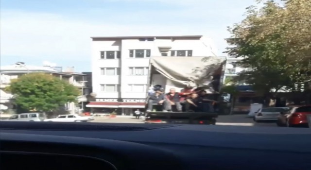 Bursada kamyonet kasasında tehlikeli yolculuk kameralarda