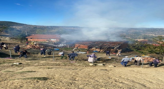 Bursada köy evi küle döndü