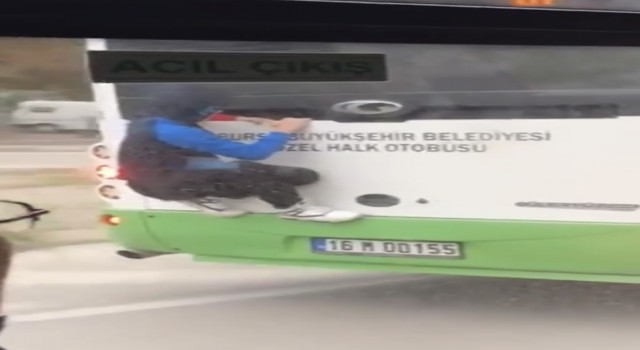 Bursada otobüse asılan örümcek çocuk kameraya yansıdı