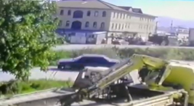 Bursada otomobil dereye uçtu, 2 kişi yaralandı: O anlar kamerada