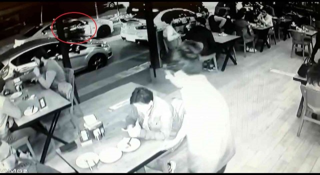 Bursada otomobilin kapısını bir anda açtı, motokurye çarparak böyle kaza çarptı