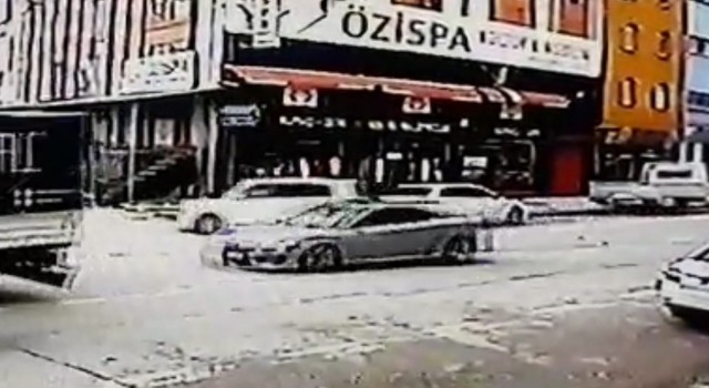 Bursada sara nöbeti geçiren sürücü park halindeki araçlara çarptı