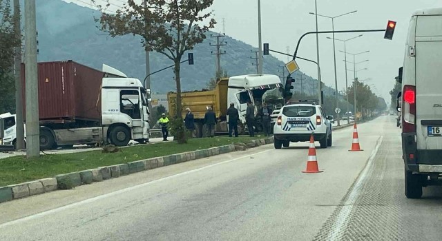 Bursada tır kamyona çarptı: 2 yaralı