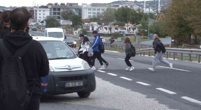 Büyükçekmecede 3 gencin öldüğü yerde liselilerden tehlikeli hareketler