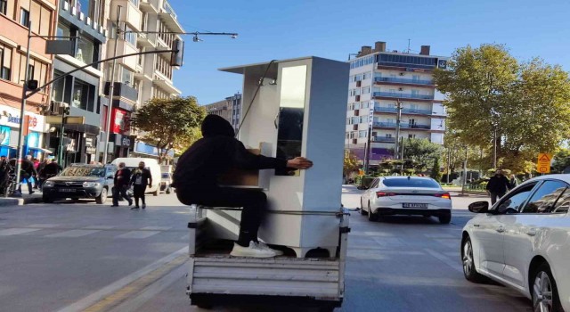 Cadde üzerinde ilginç eşya taşıma yöntemi