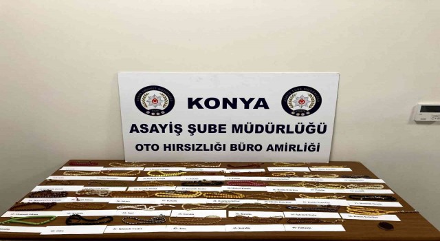 Çaldıkları 500 bin TLlik tespihleri satarken yakalandılar