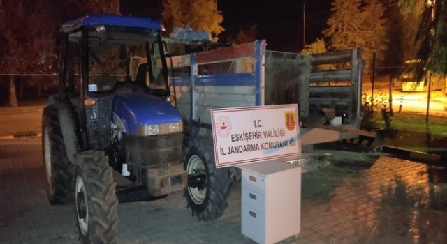 Çalıntı traktörün yanında aparat çalarken suçüstü yakalandılar