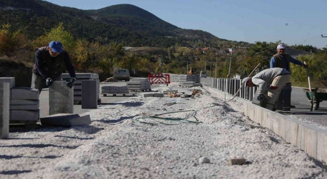 Çamlıca Caddesinde refüj çalışması