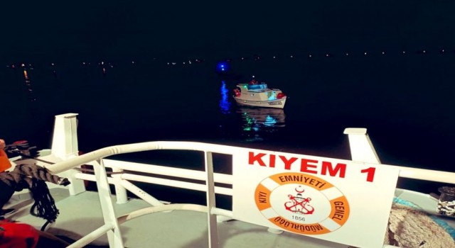 Çanakkale Boğazında makineleri arızalanan tekne, KEGM ekiplerince kurtarıldı