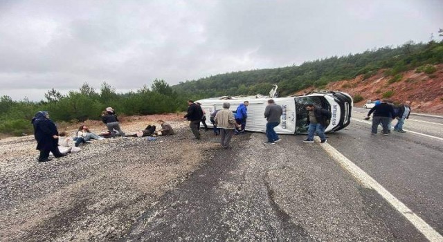 Çanakkalede minibüs ile kamyonet çarpıştı: 6 yaralı