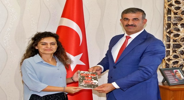 Çankırılı öğretmen, Rektör Çiftçiye yazdığı kitabı takdim etti