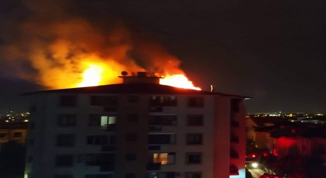 Çatıyı saran alevler apartman sakinlerine koru dolu anar yaşattı