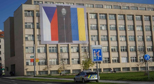 Çekyada bakanlık binasına Putinin ceset torbasında fotoğrafı asıldı