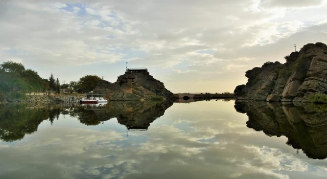 Çeşnigir Kanyonu ve tarihi köprü ziyaretçilerine eşsiz bir manzara sunuyor