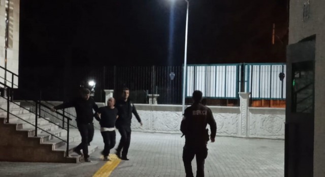Çevreyi rahatsız eden alkollü şahıs müdahaleye gelen polislere saldırdı