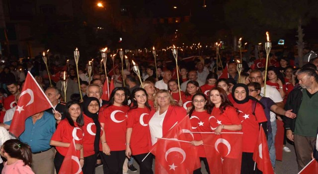 Ceyhanda zeybekli meşaleli kutlama