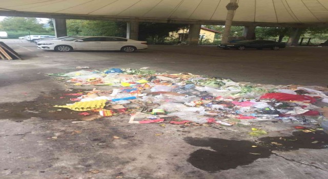 CHPli belediye pazar yerinde çöpleri unuttu