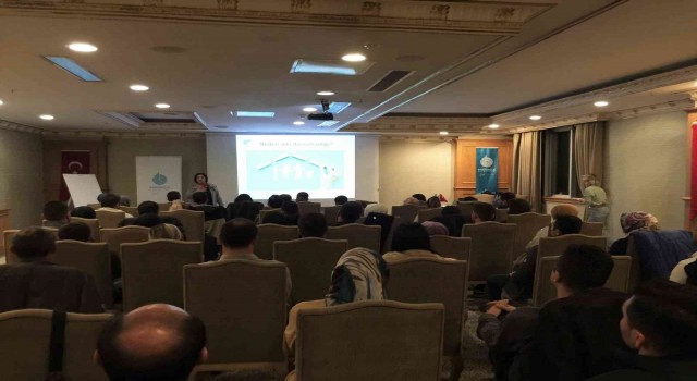 Çiçeği burnunda çiftler evlilik ve aile hayatını öğreniyor
