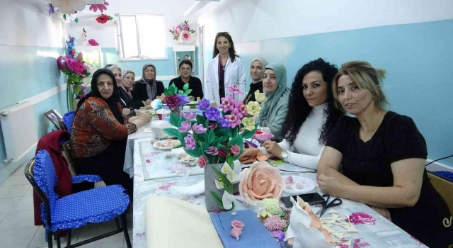 Çiçekçilik kursu onlara terapi gibi geliyor