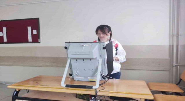 Çifte vatandaşlar Bulgaristandaki erken genel seçim için sandık başında