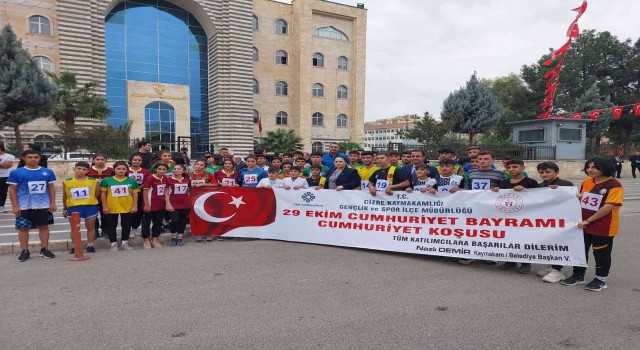 Cizrede öğrenciler Cumhuriyet için koştu