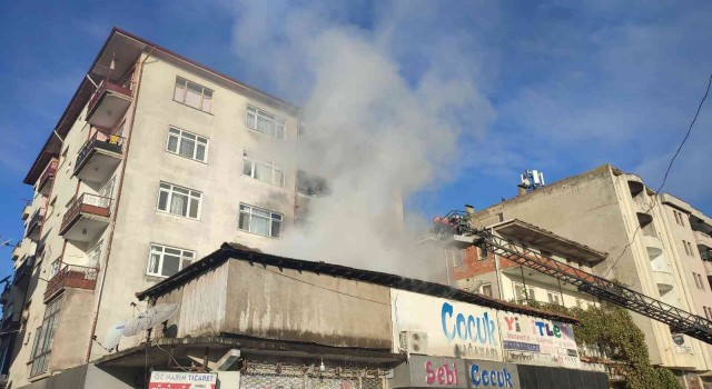 Çocuk giyim mağazasının deposunda yangın