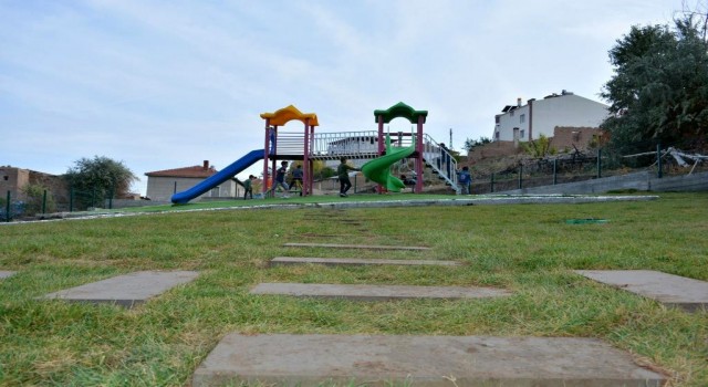 Çocukları çok seven eşi için memleketine park yaptırdı