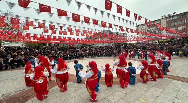 Çocukların halk oyunları ile bayrak gösterisi beğeni topladı