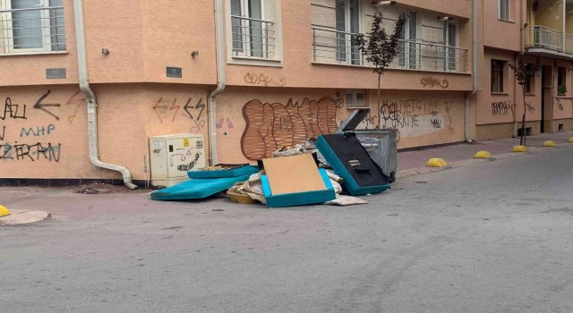 Çöp konteynırına atılan eşya parçaları tüm sokağı kapladı