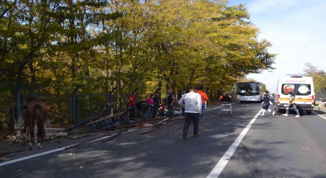 Çorluda can pazarı: Otomobilin çarptığı at arabası hurdaya döndü, yaralı yakınları sinir krizi geçirdi