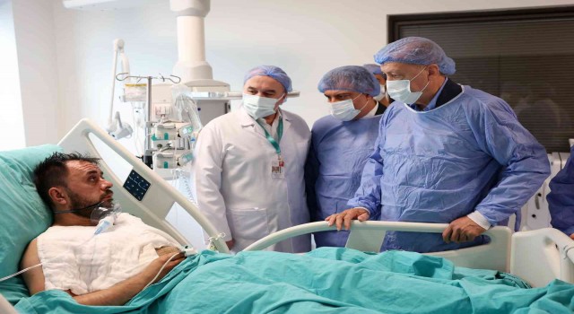 Cumhurbaşkanı Erdoğan, İstanbulda tedavi gören madencileri ziyaret etti