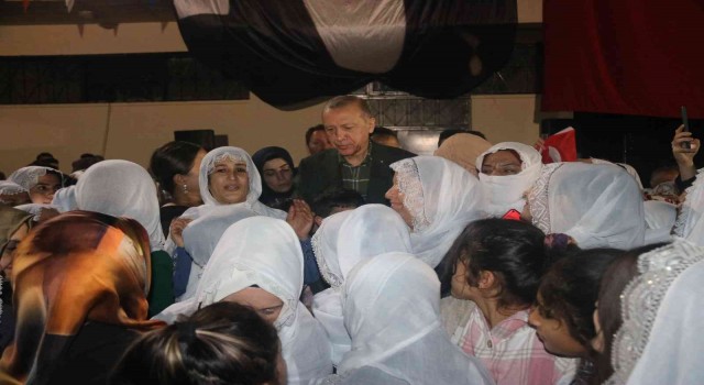 Cumhurbaşkanı Erdoğan, Silvanda Turgut Özalın ziyaret ettiği aile ile bir araya geldi