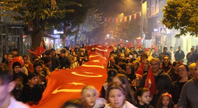 Cumhuriyet Bayramı için metrelerce bayrak açtılar