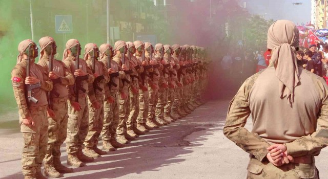 Cumhuriyet Bayramı kutlamalarında komandoların gösterisi nefes kesti
