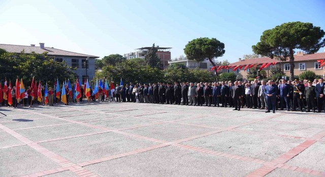 Cumhuriyet Bayramının 99. yılı çelenk sunumuyla başladı