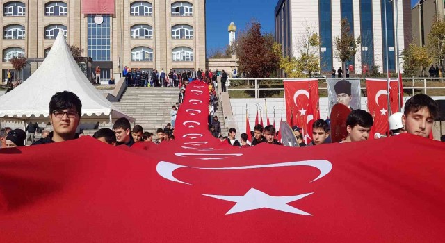 ‘Cumhuriyet Kortejinde açılan 50 metre uzunluğundaki Türk bayrağı görsel şölen sundu