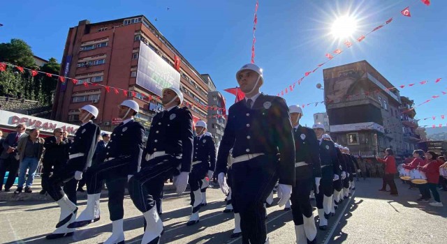 Cumhuriyetin ilk vilayetinde hem karada hem denizde 29 Ekim coşkusu