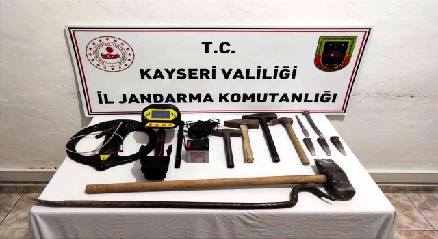 Dedektör ile arama yapan şahıslar suçüstü yakalandı