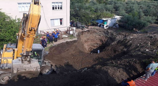 Define aramak için kazdıkları toprağın altında kaldılar