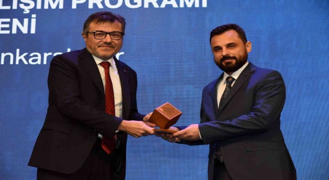 Dekan Yardımcısı Ateşe, Katılım Genç Gelişim Programı Proje ödülü