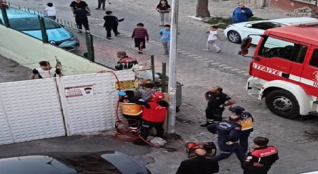 Demir kapıya ayağı sıkışan çocuğu itfaiye ekipleri kurtardı