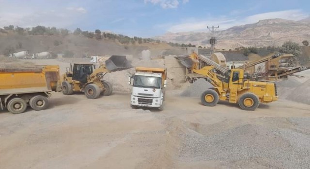 Derecikte yol yapım çalışmalarına hız verildi
