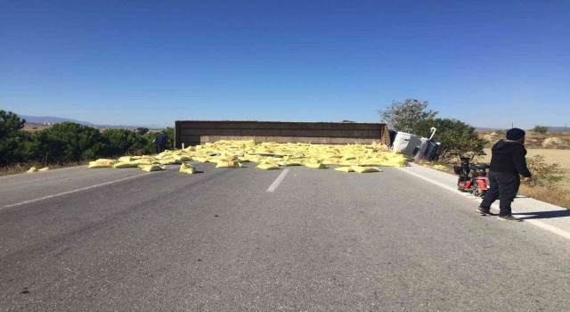 Devrilen gübre yüklü tır yolu trafiğe kapattı
