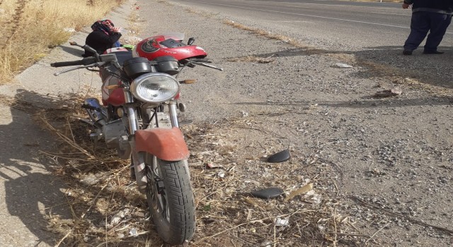 Devrilen motosikletteki yolcu yaralandı
