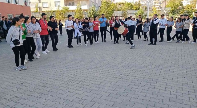 Diclenin demir bilekli kızlarına davullu zurnalı kutlama