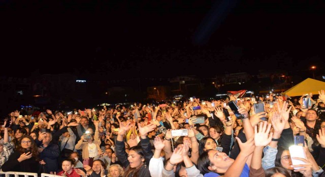 Didimde 29 Ekim coşkusu fener alayı ve konserle kutlandı