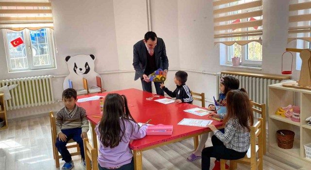 Digorda kaymakamdan çocuklara oyuncak