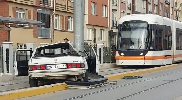 Direğe çarpan otomobilin sürücüsü yaralandı